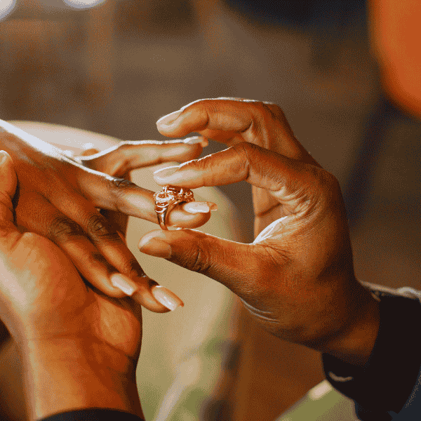 Choisir sa bague de fiançailles : un symbole, une émotion, une histoire
