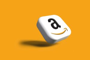 un gros plan d'un dé avec un logo Amazon dessus