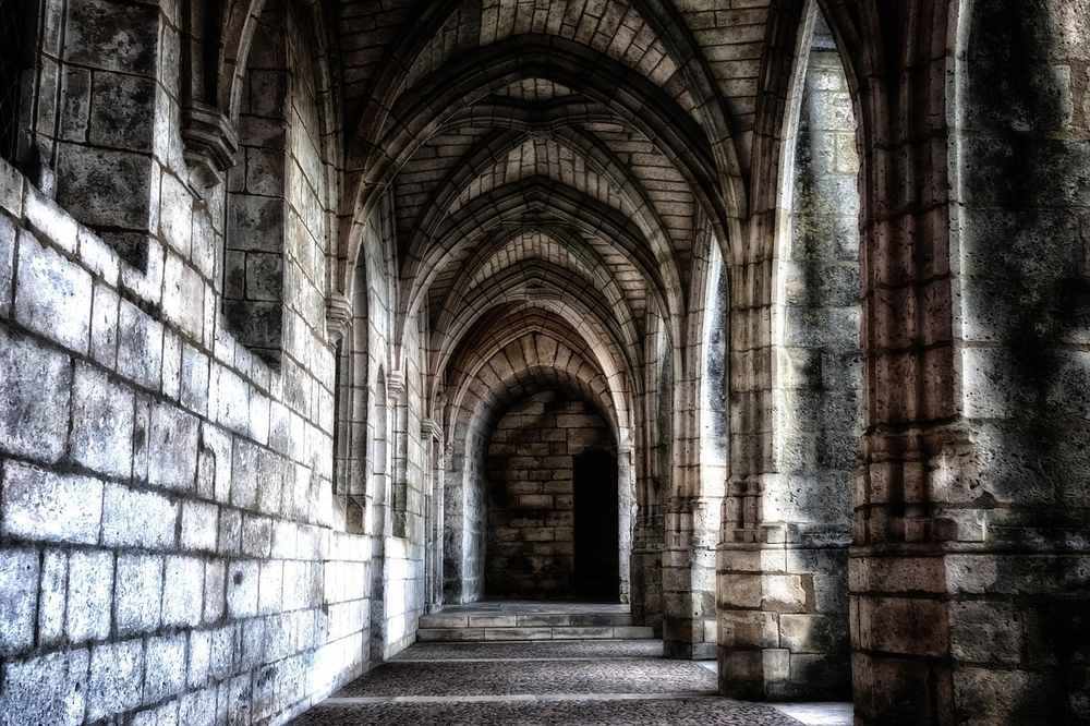 Cloître roman d'une abbaye en Auvergne
